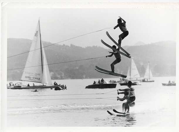Wasserskishow vor dem Werzerstrand – zugeschaut wird auch von Booten aus (Foto Holböck)